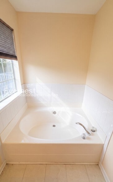Building Photo - 10718 Barberry Dr