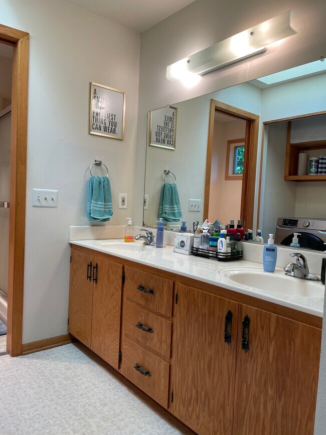 Building Photo - 2018 Greenbriar Cir