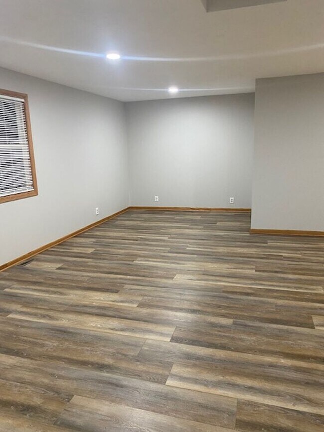 Building Photo - Ranch home with two car garage located on over 1/2 acre