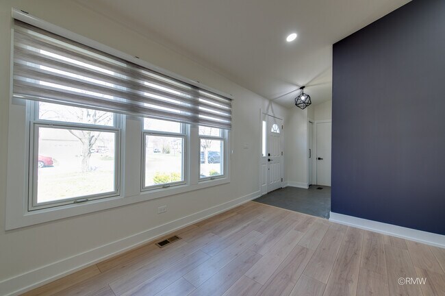 Building Photo - 359 Chaparral Cir