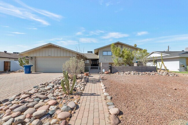 Building Photo - Amazing 6 Bed remodeled house at ASU