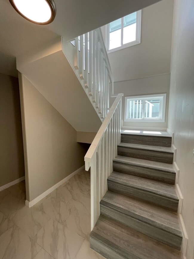 Building Photo - 3 bedrooms, 4 baths and attached Studio in...