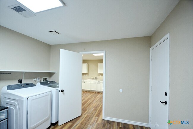 Building Photo - 744 Pinehurst Dr