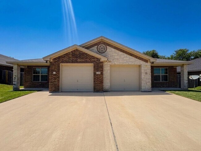 Building Photo - 4305 Cambridge Dr