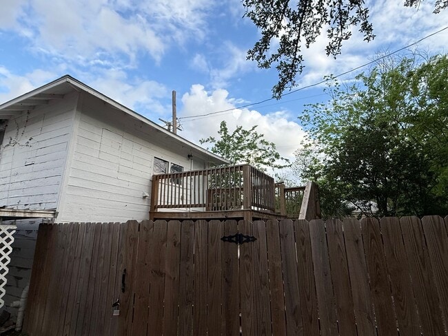 Building Photo - Charming 1 Bed Apartment | Hardwood Floors + Near Downtown!