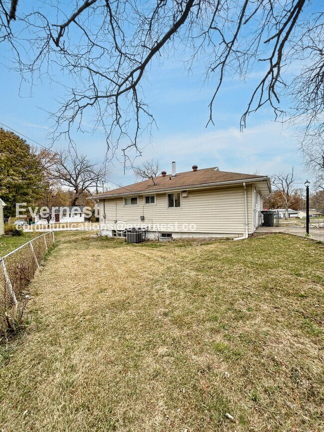 Building Photo - 5672 Parchester Dr