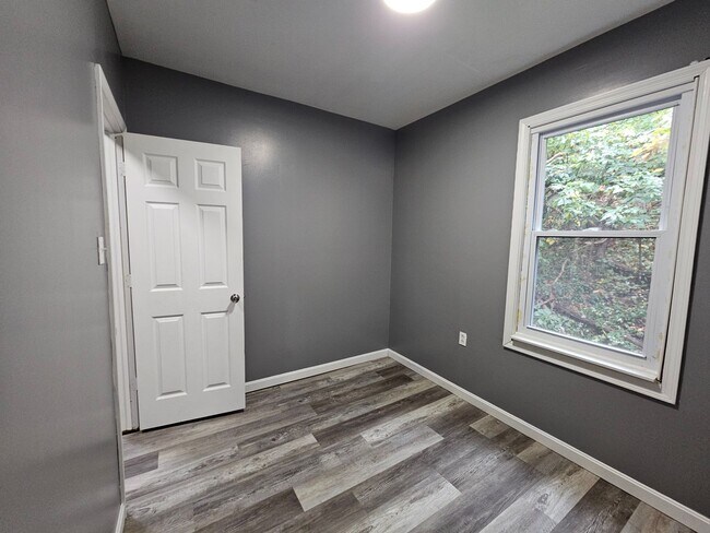 Building Photo - Spacious 5 bedroom 1.5 bathrooms for rent in Hays!