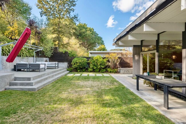 Building Photo - Mid Century Dream Home