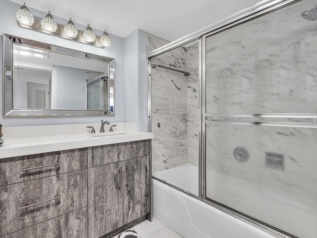 Building Photo - 3000 Holiday Dr