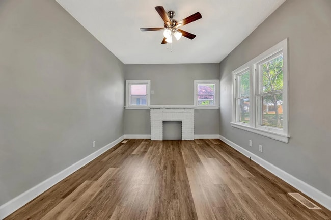 Building Photo - Cute 2 bedroom house near in a great neighborhood, close to shopping, restaurants, and easy highw...