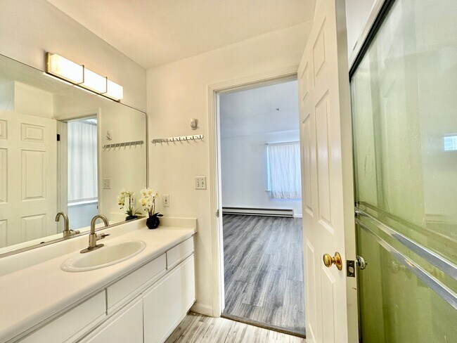 Building Photo - Epic REA: Bright Top Floor Corner Studio w...