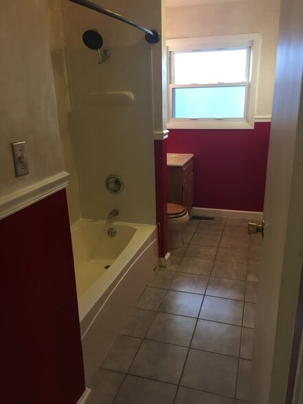 Bath - 463 Lawnview Cir