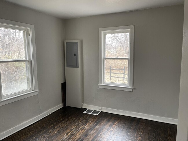 Building Photo - 1120 E 84th Terrace