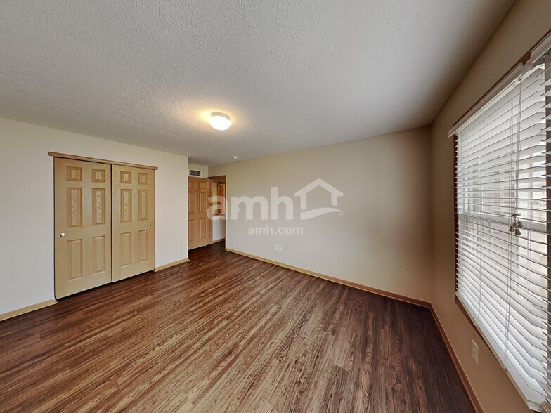 Building Photo - 69 Hutchison St