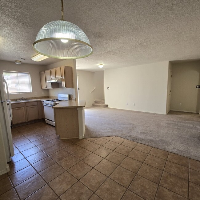 Building Photo - NW Albuquerque Town Home