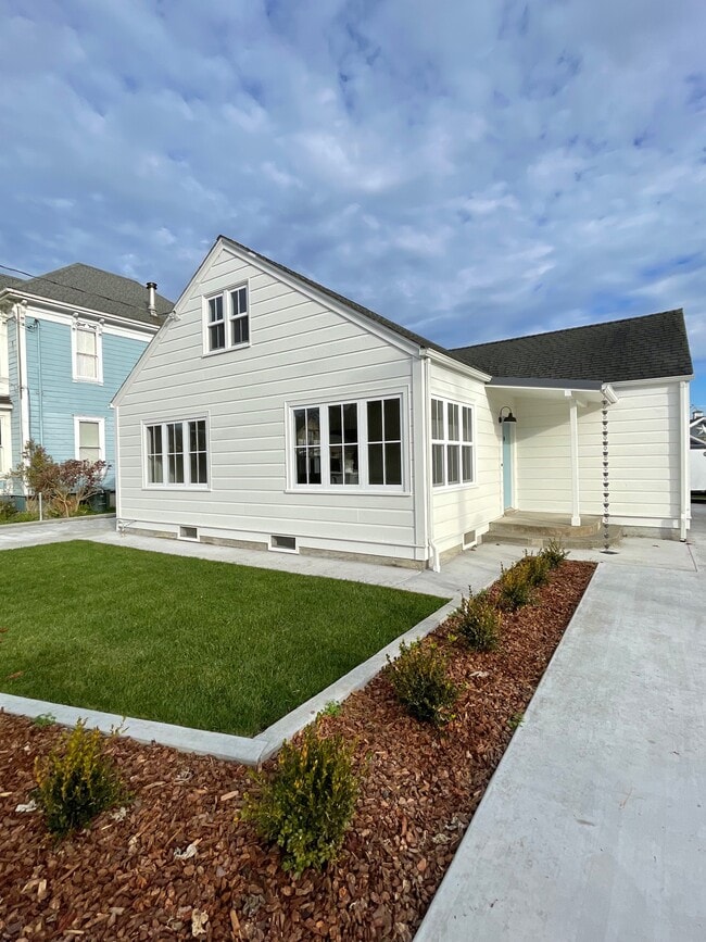 Building Photo - 900 Main St