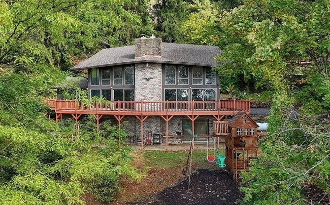 Building Photo - Secluded 3 Bedroom 4 Bath Home