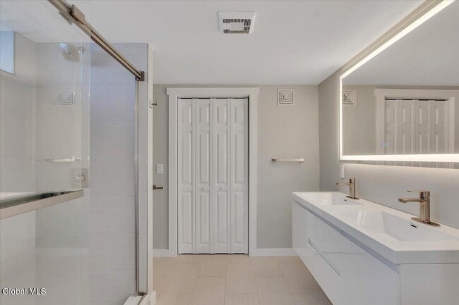 Building Photo - 257 W Circular St