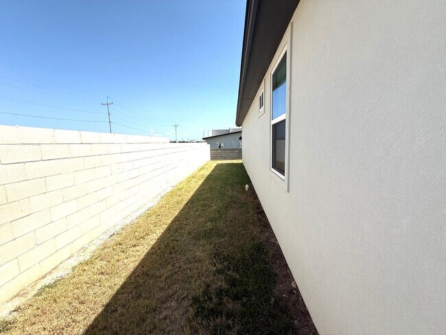 Building Photo - 6001 Vero Dr