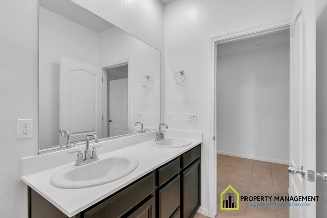 Building Photo - Modern and Spacious 4-Bedroom Home for Rent!