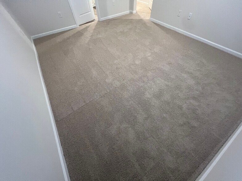 Building Photo - Room in Townhome on Starlight St