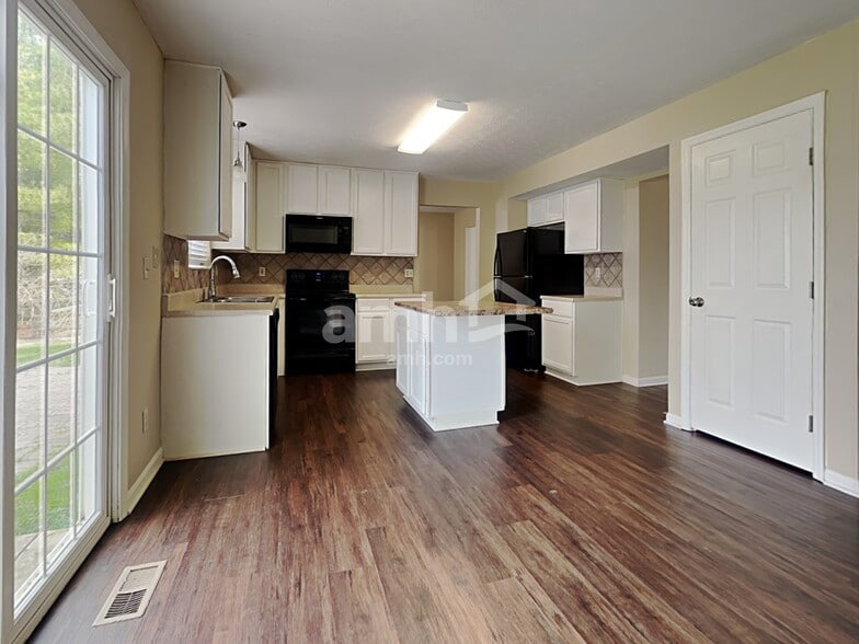 Building Photo - 3679 Shorewood Dr