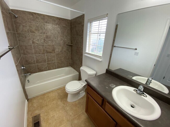 Building Photo - 598 E 1590 S
