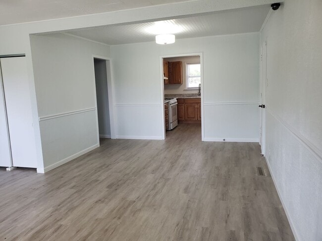 Building Photo - Great 3BR, 1BTH, 1 car att gar, ranch styl...