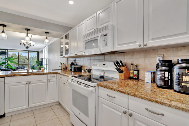 Building Photo - 13 Royal Palm Way