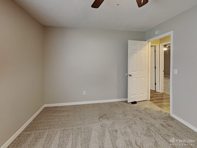 Building Photo - 2731 Greenwood Ln W