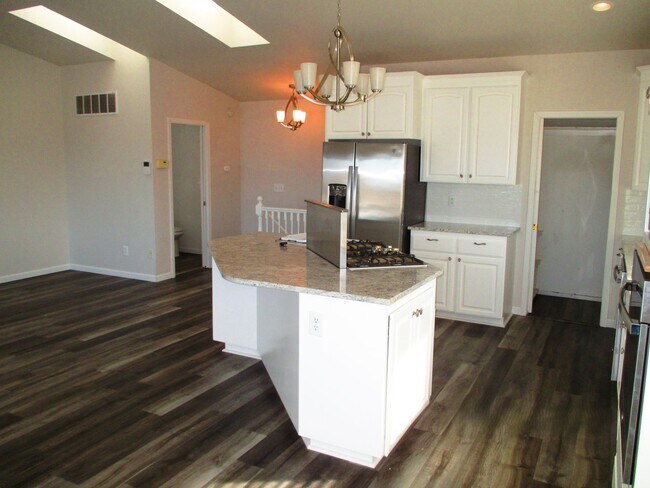 Building Photo - Becker-330/332