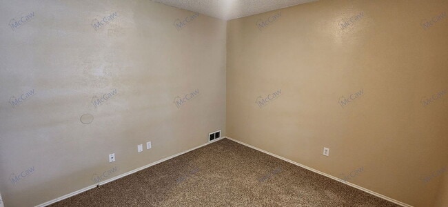 Building Photo - 2204 Oak Hill Dr