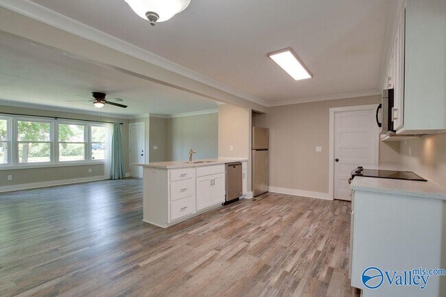 Building Photo - 213 Drake Ave SW