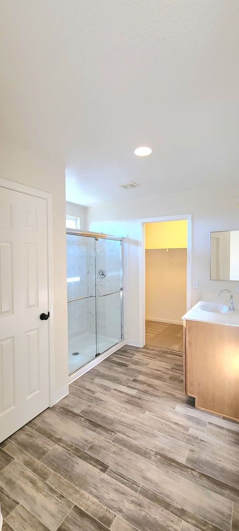 Building Photo - BEAUTIFULLY MAINTAINED SINGLE FAMILY HOME ...