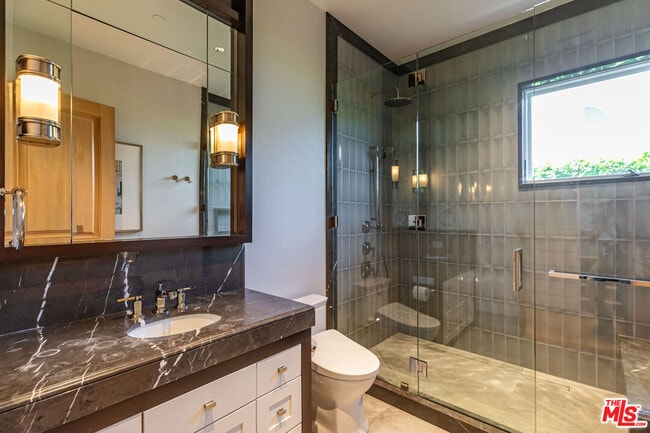 Building Photo - 618 N Beverly Dr