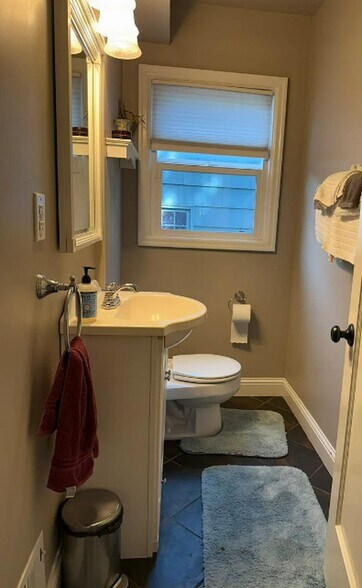 Building Photo - Charming NE Portland Apartment in a Great ...