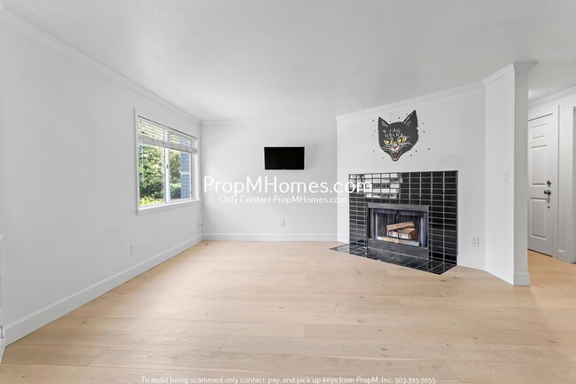Building Photo - Beautifully Updated Condo in Multnomah Vil...