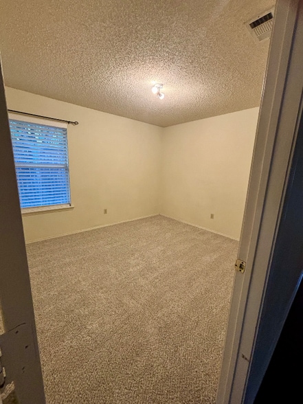 Building Photo - 2202 Bowie Ln