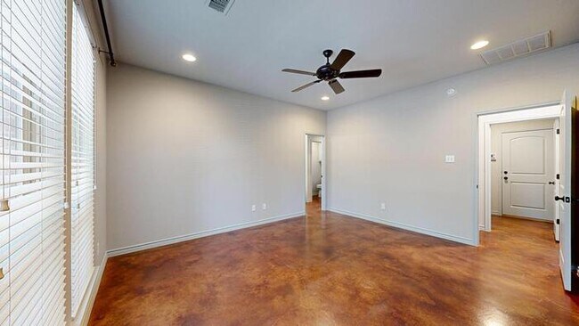 Building Photo - 3 bed 2 bath home with 2 car garage!