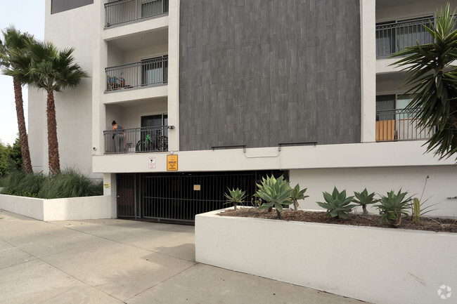 Building Photo - Miracle Mile Terrace Apartments