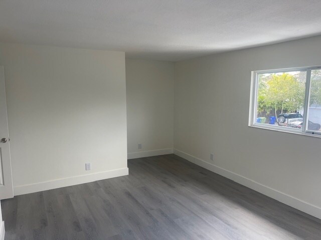 Building Photo - 622 SW 7th Ave