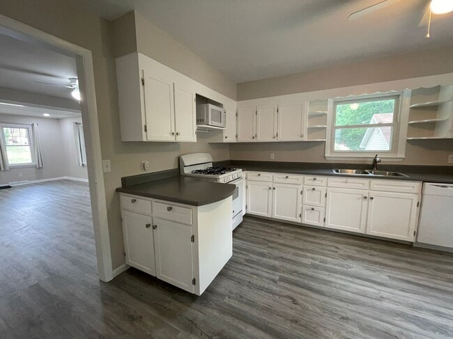 Building Photo - 5201 North Montclair Avenue