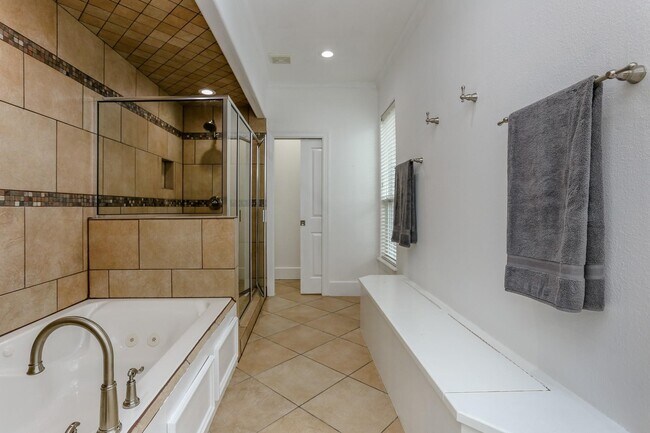 Building Photo - 306 Enid St