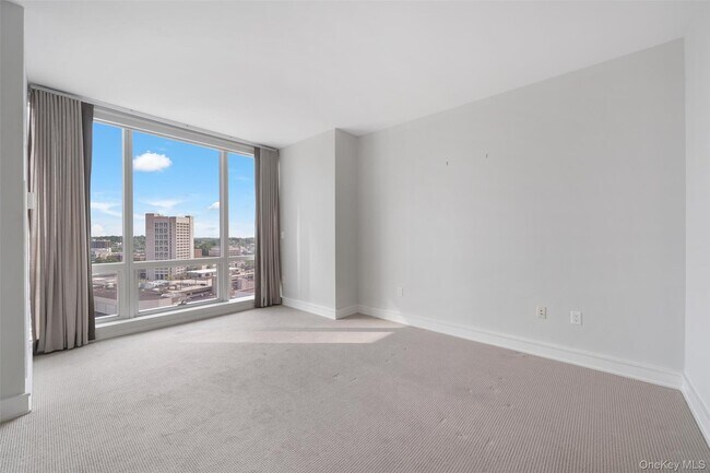 Building Photo - 5 Renaissance Square
