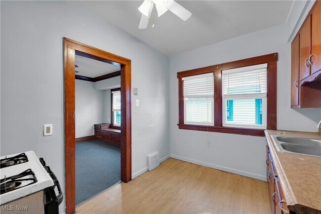 Building Photo - 917 Helmsdale Rd