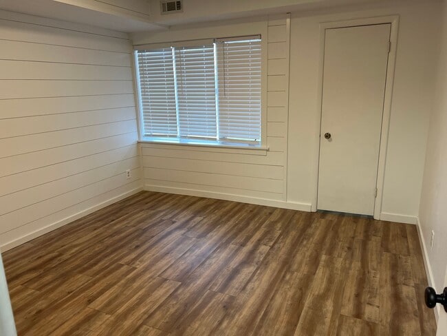 Building Photo - 4 Bedroom 2 bath home near lake Tenkiller with office