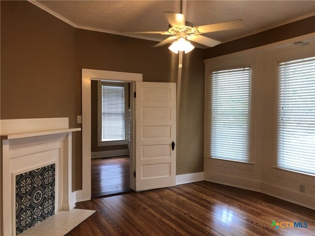 Building Photo - 414 W San Antonio St