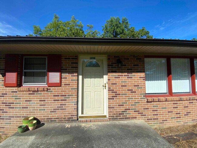 Building Photo - 1208 Skyline Dr