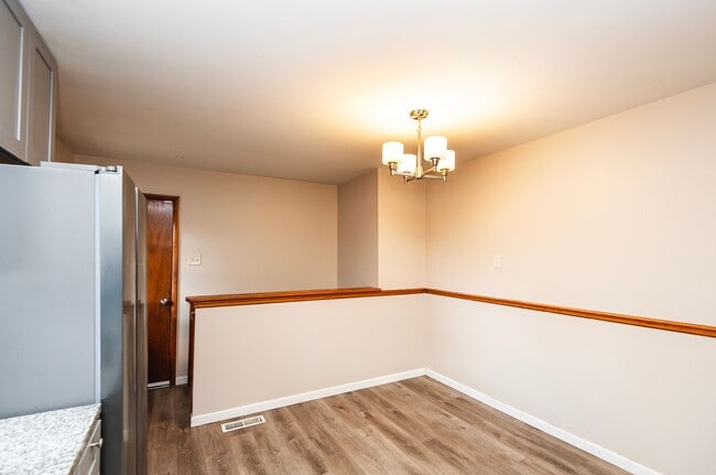 Building Photo - Lovely 3 Bedroom 2 Bathroom Home