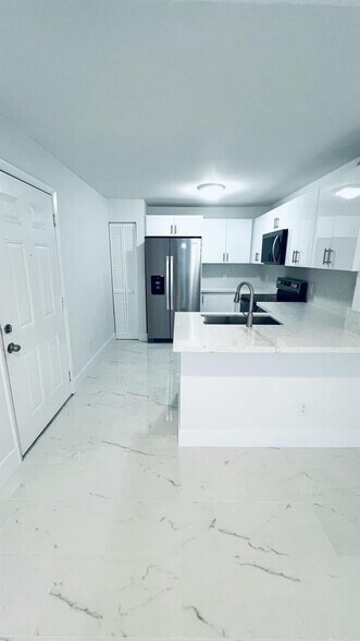 Building Photo - 1825 Palm Cove Blvd